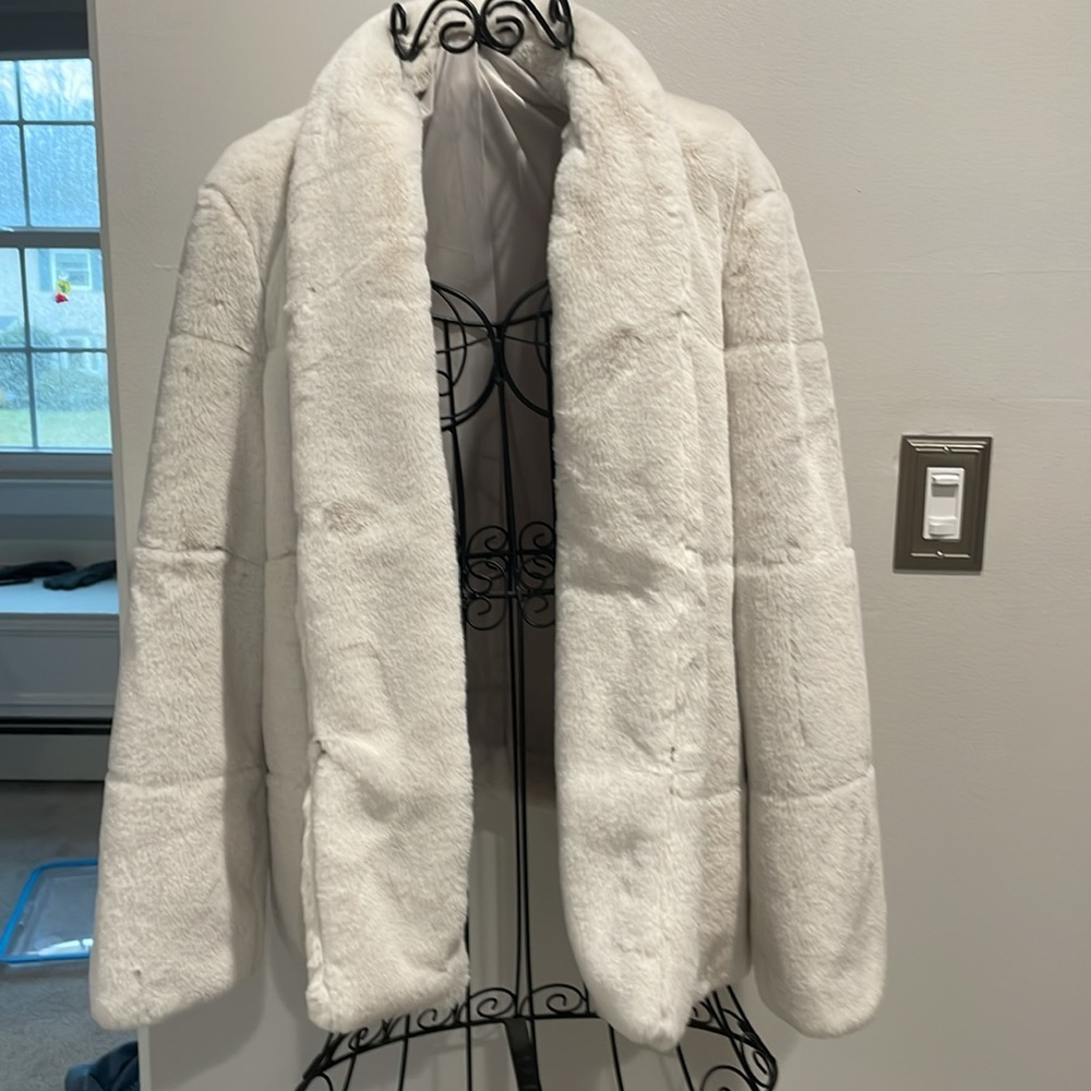 NWT Vera Wang faux fur silver like jacket with hook closure. M